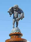 Skulptur des Hechtbrunnens auf dem Teterower Marktplatz